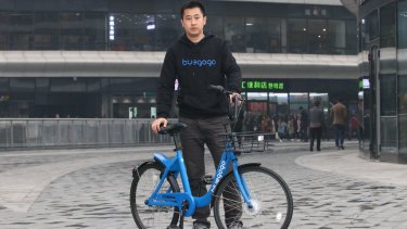 Bluegogo chief operating officer Sun Ye with one of the company's bikes.