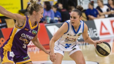 Bendigo's Kelly Wilson (right) will play her 300th WNBL game against Melbourne Boomers on Saturday.