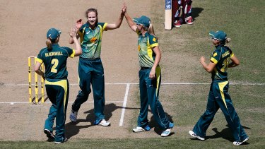 Ellyse Perry took 3-9 in the third T20 against the Windies.