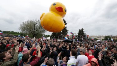 Russian opposition leader Alexei Navalny detained as thousands protest Putin