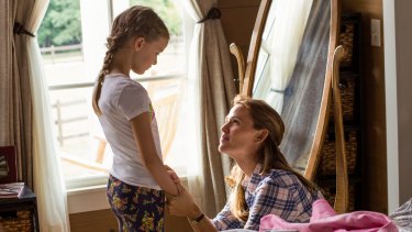 Kylie Rogers (Annabel Beam) and Jennifer Garner (Christy Beam) in Miracles From Heaven.