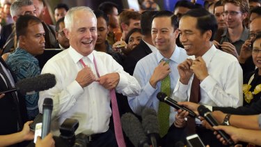 Prime Minister Malcolm Turnbull and Indonesian President Joko Widodo take off their ties during a visit to Tanah Abang Market in Jakarta in November last year. 