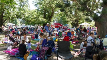 Head To Ripponlea For Its Street Party Historic Home Food And Christmas Fair Перевод слова suburb, американское и британское произношение, транскрипция, словосочетания, однокоренные слова, примеры использования.