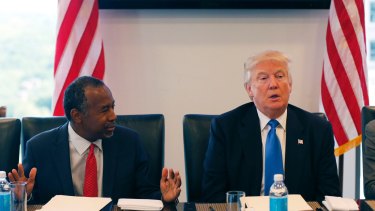 Dr Carson and Mr Trump at a roundtable meeting during the campaign.