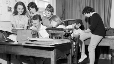 Art students at work preparing the Orientation Week issue of Honi Soit at the University of Sydney. Marie Taylor, Jane Iliff, Madeleine St John and Sue McGowan watch Clive James typing while the editor, David Ferraro, and Helen Goldstein plan other pages, 23 February 1960. 