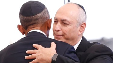 Chemi Peres, son of former Irsaeli president Shimon Peres, hugs US President Barack Obama during the funeral.