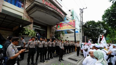A police line greets Islamic hardliners outside a Surabaya shopping mall. Human rights groups have accused police of providing security for the hardliners, but police insist they are trying to defuse the situation.