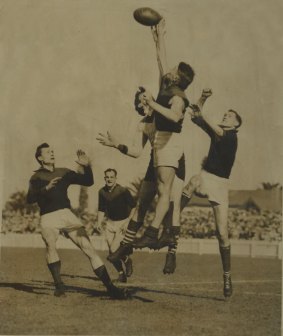 Mike Woods (centre) playing for Melbourne.

