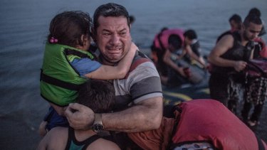 The image of Syrian refugee Laith Majid and his children has struck a chord with thousands on social media.
