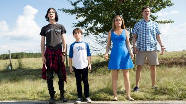 Lampooning vacations: Charlie Wright (Rodrick),  Jason Drucker (Greg), Alicia Silverstone (Susan) and Tom Everett Scott (Frank) in Diary of a Wimpy Kid - The Long Haul.