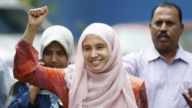 Anwar Ibrahim S Daughter Nurul Izzah Free After One Night S Jail In Malaysia