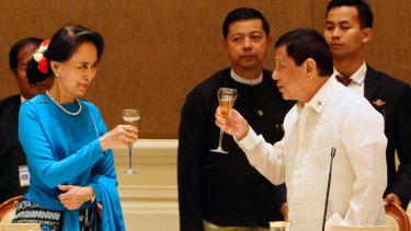 Aung San Suu Kyi, left, offers a toast to Philippine President Rodrigo Duterte, right, in Naypyitaw, Myanmar, last week.