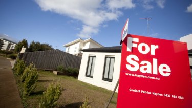 Economist Saul Eslake says the current slowdown in house price growth will continue into 2015, despite record low lending rates.