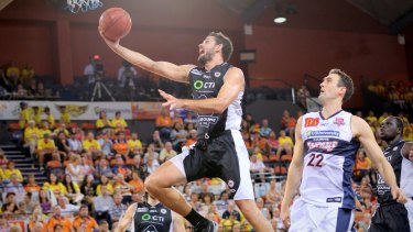 Melbourne United's Todd Blanchfield drives to the basket against Cairns on Wednesday night.