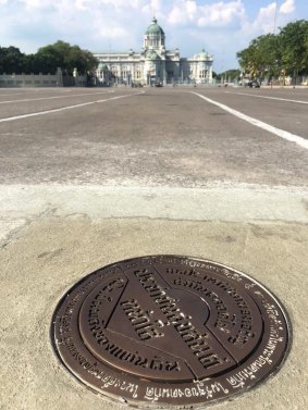 The new bronze plaque praising the Chakri Dynasty in the Royal Plaza.