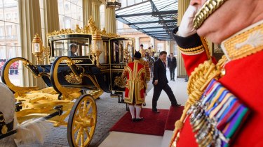 President Xi Jinping arrives at Buckingham Palace in the Queen's gold carriage.