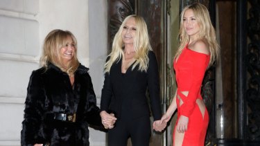 Kate Hudson in Versace with mum Goldie Hawn and designer Donatella Versace.