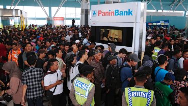 Hundreds of Lion Air passengers stand in a line to claim their tickets money back after their flights were delayed at Soekarno-Hatta airport in Jakarta February 20, 2015. Hundreds of Lion Air passengers have directed their anger towards the low-cost carrier for numerous flight delays that have occurred since Wednesday, in the middle of the Chinese New Year holiday, local paper reported on Friday. REUTERS/Beawiharta (INDONESIA - Tags: TRANSPORT SOCIETY)