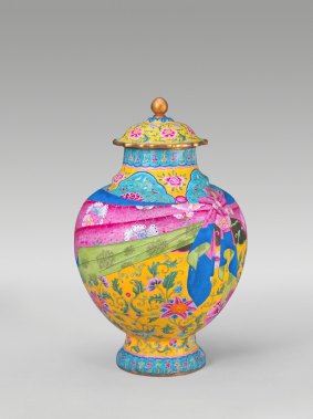 Lidded jar with Qianlong reign mark.