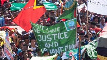 Protesters in Dili demand that Australia negotiate over the Timor Sea boundary.