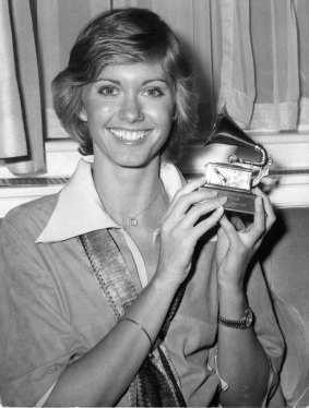 Olivia Newton-John with her 1975 Grammy award for her single I honestly love you. 