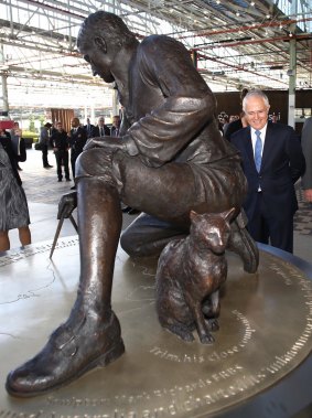 Prime Minister Malcolm Turnbull unveiling a statue of Matthew Flinders and his cat Trim in Adelaide last year.