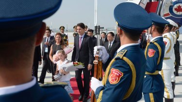 An honor guard of the People's Liberation Army greets Canadian Prime Minister Justin Trudeau, his wife Sophie Gregoire and daughter Ella-Grace in Hangzhou on Saturday.