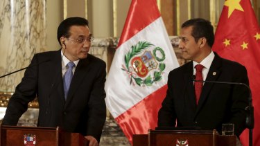 Chinese Premier Li Keqiang (left) with Peruvian President Ollanta Humala in Lima, last week. 