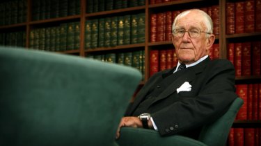 Malcolm Fraser in his office at 101 Collins Street in 2007.  