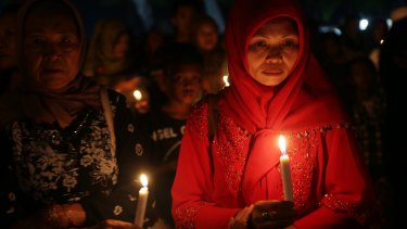 Indonesian women pray for the victims of the AirAsia tragedy at Pangkalanbun.