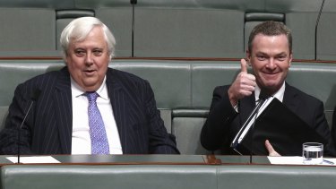 Education Minister Christopher Pyne has failed to win the support of Palmer United Party leader Clive Palmer for deregulation of university fees. 