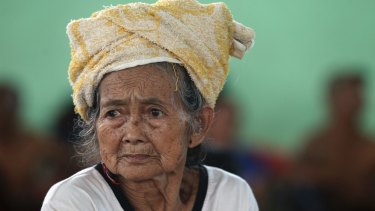 An elderly woman waits at a temporary shelter in Klungkung following the eruption of Mount Agung.
