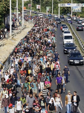 Several hundred migrants left the Keleti train station on foot. 