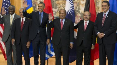 US President Barack Obama poses  in Paris with heads of state from small island nations, including Kiribati President Anote Tong (second from left).