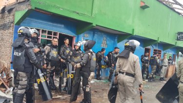 Security personnel were deployed to secure eviction of Kalijodo residents. 