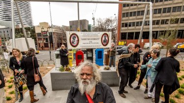 Elder Talgium ''Choco'' Edwards in front of the monument to the executed Aborigines.