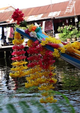 Anantara Bangkok Riverside Resort and Spa's Streetwise Guru and Klong [canal] Guru tours. 