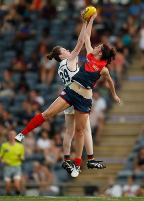 Adelaide's Sarah Allan and Melbourne's Lauren Pearce  compete in a ruck contest.