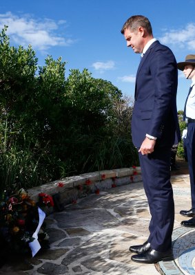  NSW Premier Mike Baird lays a wreath at Freshwater.