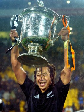 Tana Umaga holds up the Bledisloe Cup in 2004.