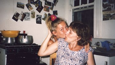 Rowe at age 18 with her mother, Penelope.