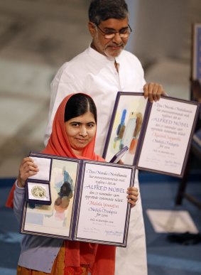 Malala Yousafzai and Kailash Satyarthi with their Nobel peace prizes.