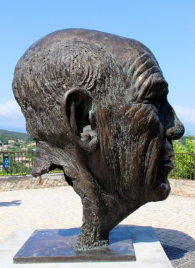 Picasso's over-sized head - cast in bronze by Dutch sculptor Gabriel Sterk on Place des Patriotes - is the most eye-popping of the village's outdoor sculptures.