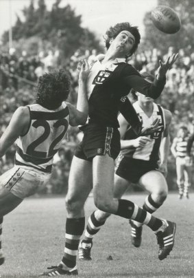 Simon O'Donnell playing for St Kilda against Geelong.