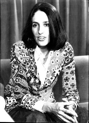 American protest singer Joan Baez arrived in Sydney today to give a concert, then she will visit all other states giving concerts. January 13, 1974. (Photo by Alan Gilbert Purcell/Fairfax Media).