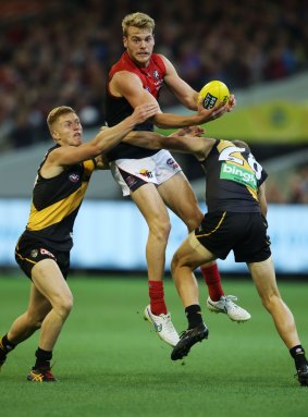 Jack Watts handballs between Nick Vlastuin of the Tigers (left) and Taylor Hunt during the round four match on April 24.