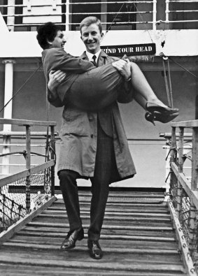 Brian Jonmundsson carries his wife Visitacion off the Strathmore liner in Sydney in 1963.