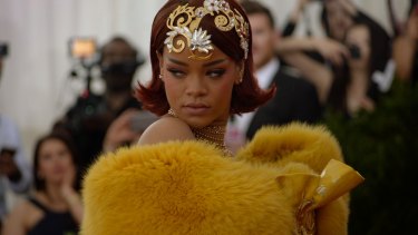 Rihanna Anne Hathaway To Join Cate Blanchett And Sandra Bullock On Female Ocean S Eight