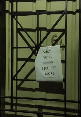 A note on a door in Alexandria instructing residents to keep their doors closed.