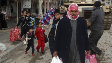 Fleeing the conflict in Ramadi on Thursday. 